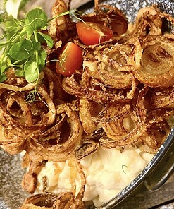 Kemencés tarja steak lyoni hagymával juhtúrós sztrapacskával